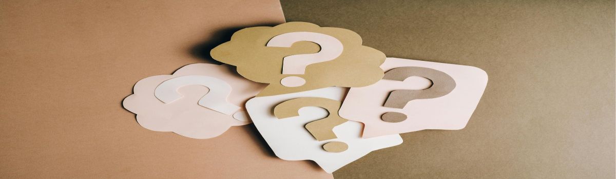 Signos de interrogación recortados en papel, superpuestos sobre un fondo neutro, como símbolo de los enigmas, las dudas y los secretos propios de una novela de misterio.