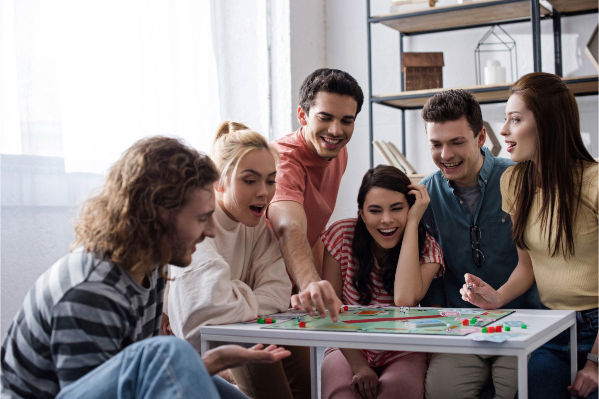 Un grupo de amigos jugando al Monopoly.